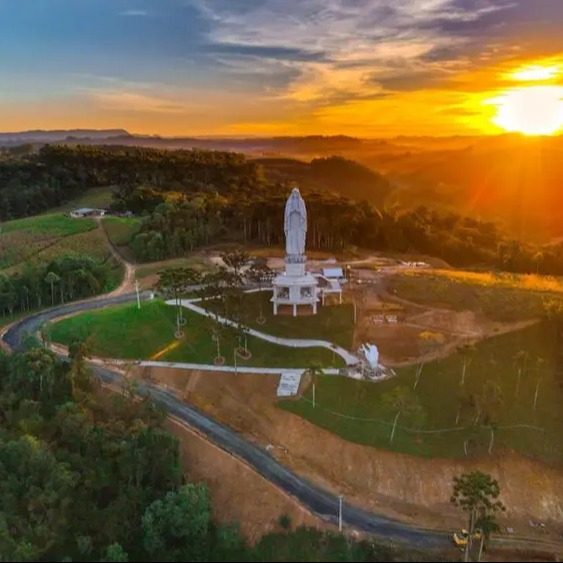 Oito fotos mostram reta final da construção de estátua gigante de santa em SC